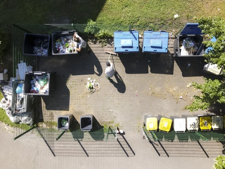 bischof-umweltservice-müllplatz-reinigung-arbeit-vorher_06